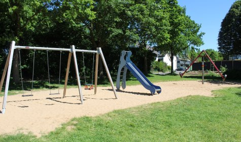 Spielplatz mit Schaukel und Rutsche in der Kolberger Straße , © Stadt Bad Salzuflen