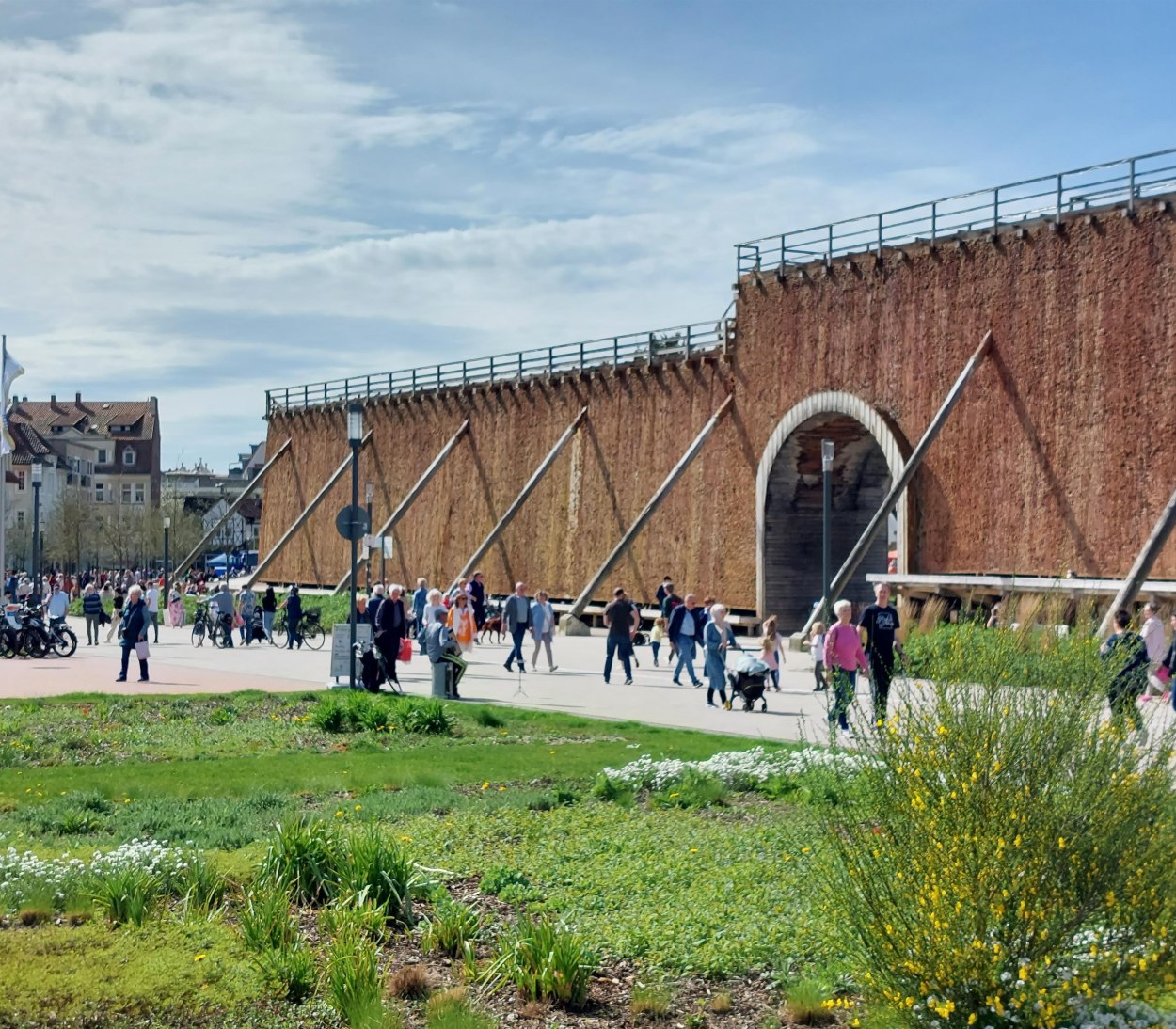 Fußgänger vorm Gradierwerk, © Stadt Bad Salzuflen / C. Meinardus Fußgänger vorm Gradierwerk, © Stadt Bad Salzuflen / C. Meinardus