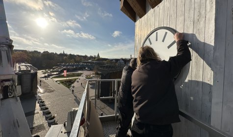 In luftiger Höhe werden die Ziffernblätter aus den Aussparungen entnommen. , © Stadt Bad Salzuflen