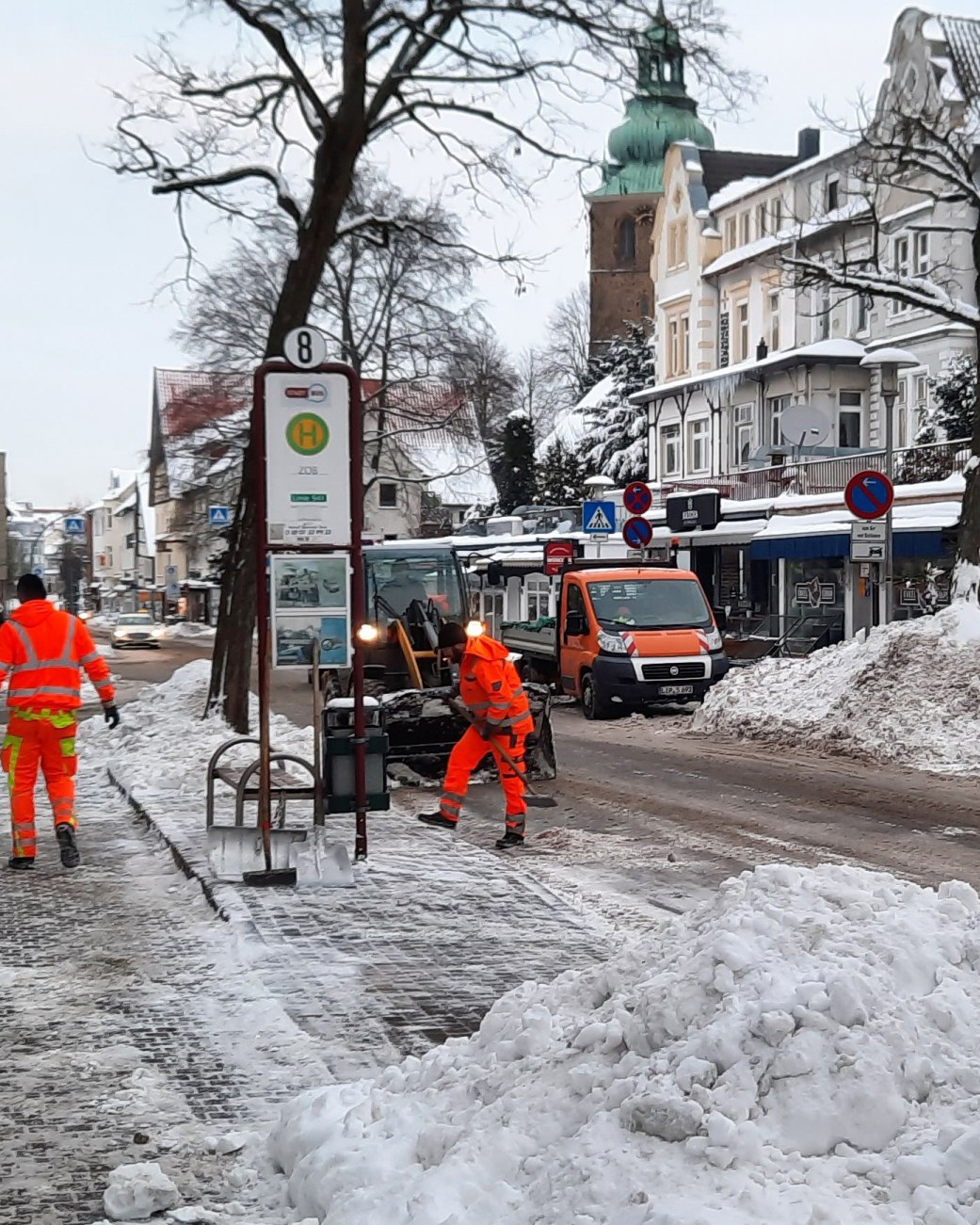 Mitarbeiter des st&auml;dtischen Baubetriebshofes r&auml;umen die Bushaltestellen am Ostertor., &copy; Stadt Bad Salzuflen