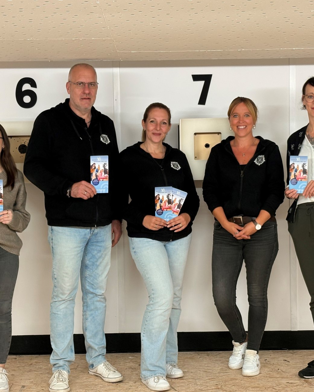 Sportlich aktiv mit „Sporteln & Familienspaß“ auch 2026/2027: Als eines von acht Freizeittipps lädt die Schützengesellschaft Schötmar von 1732 e.V. dazu ein, das Sportschießen an einer RedDot-Anlage mit Lasergewehr zu testen. Ausprobiert haben dies (von links) Lenya Tomak (Stab Ehrenamt & Sport, Stadt Bad Salzuflen), die Schützengesellschaftsmitglieder Christian Hellmich, Bettina Hellmich und Janina Balk sowie Sybille Lüdecke (Koordinatorin „Lokales Bündnis für Familien“, Stadt Bad Salzuflen)., © Stadt Bad Salzuflen Sportlich aktiv mit „Sporteln & Familienspaß“ auch 2026/2027: Als eines von acht Freizeittipps lädt die Schützengesellschaft Schötmar von 1732 e.V. dazu ein, das Sportschießen an einer RedDot-Anlage mit Lasergewehr zu testen. Ausprobiert haben dies (von links) Lenya Tomak (Stab Ehrenamt & Sport, Stadt Bad Salzuflen), die Schützengesellschaftsmitglieder Christian Hellmich, Bettina Hellmich und Janina Balk sowie Sybille Lüdecke (Koordinatorin „Lokales Bündnis für Familien“, Stadt Bad Salzuflen)., © Stadt Bad Salzuflen