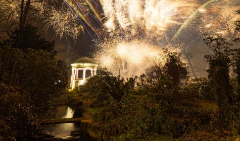 Die Stadt Bad Salzuflen lädt zum großen Silvester Open-Air am 31. Dezember 2025 in den Kurpark, wo das neue Jahr mit einem visuell-spektakulären Höhenfeuerwerk wie im vergangenen Jahr eingeläutet wird. 