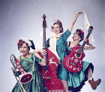 Engelsgleiches Damentrio „Zucchini Sistaz“ katapultiert sich mit Weihnachtsliedern aus vielen Ländern und festlich
grüner Abendrobe, © Peter Wattendorf