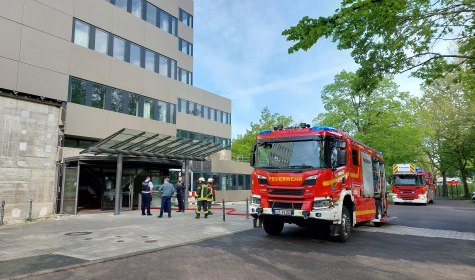Mehrere Feuerwehrfahrzeuge stehen vor dem Haupteingang des Rathauses, © Stadt Bad Salzuflen