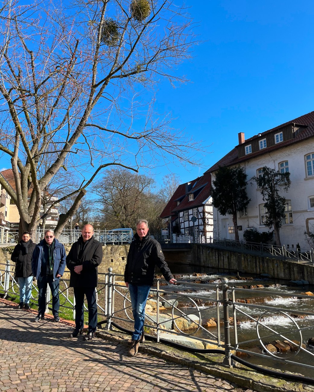 Vier Personen stehen vor der Salze im Bereich der Dammstraße in der Innenstadt, © Stadt Bad Salzuflen