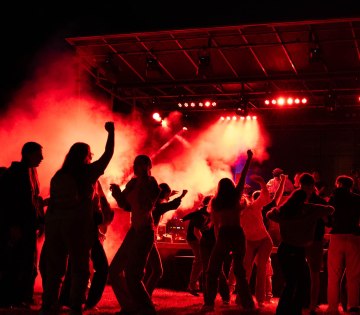 Tanzende Jugendliche vor einem DJ Pult mit stimmungsvoller Beleuchtung im Nebel, &copy; Stadt Bad Salzuflen / M.Koczy