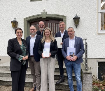 Regierungspräsidentin Anna Katharina Bölling übergibt die Bewilligungs-Urkunde für den LEADER-Förderbescheid an Patrick Puls, Alexander Jaegers, Caroline Kossinna, Rocco Wilken und Dirk Tolkemitt, © Stadt Bad Salzuflen