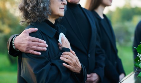 Menschen spenden einander Trost , © AdobeStock_646436655_pressmaster