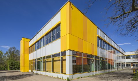 Bei sonnigem Wetter ist ein Geb&auml;udeteil der Hauptschule Lohfeld zu sehen, &copy; Jan Voth