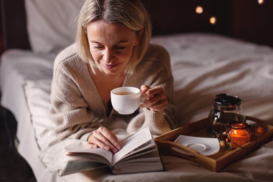 Frau liest ein Buch, © adobe.stock.de - Tatyana Gladskih 