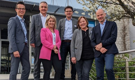 Personen von l. n. r.:
Matthias Carl (stellv. Geschäftsführer IHK), Uwe Gotzeina (Kreis Lippe), Melanie Lehmann (Vorsitzende Industrieausschuss / Oskar Lehmann GmbH & Co.KG) Thorsten Brinkmann (GILDE Detmold), Heike Preß (Stadt Bad Salzuflen), Oliver Voßhenrich (Vorsitzender Industrieausschuss / POS TUNING GmbH)
, © IHK Lippe zu Detmold