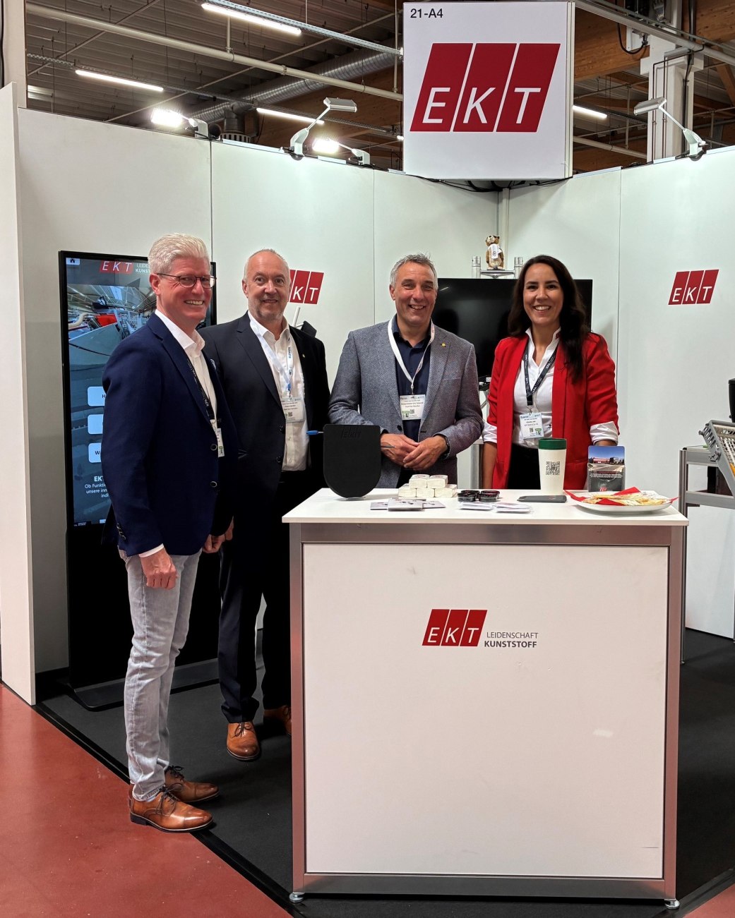 v.l.n.r.: Volker Scheffels, gesch&auml;ftsf&uuml;hrender Gesellschafter EKT GmbH &amp; Co. KG, Frank Heinkel (Wirtschaftsf&ouml;rderer Stadt Bad Salzuflen),
Dirk Tolkemitt (B&uuml;rgermeister Stadt Bad Salzuflen), Klaudija Lepa (Leitung Personal und Marketing EKT)
, &copy; Stadt Bad Salzuflen