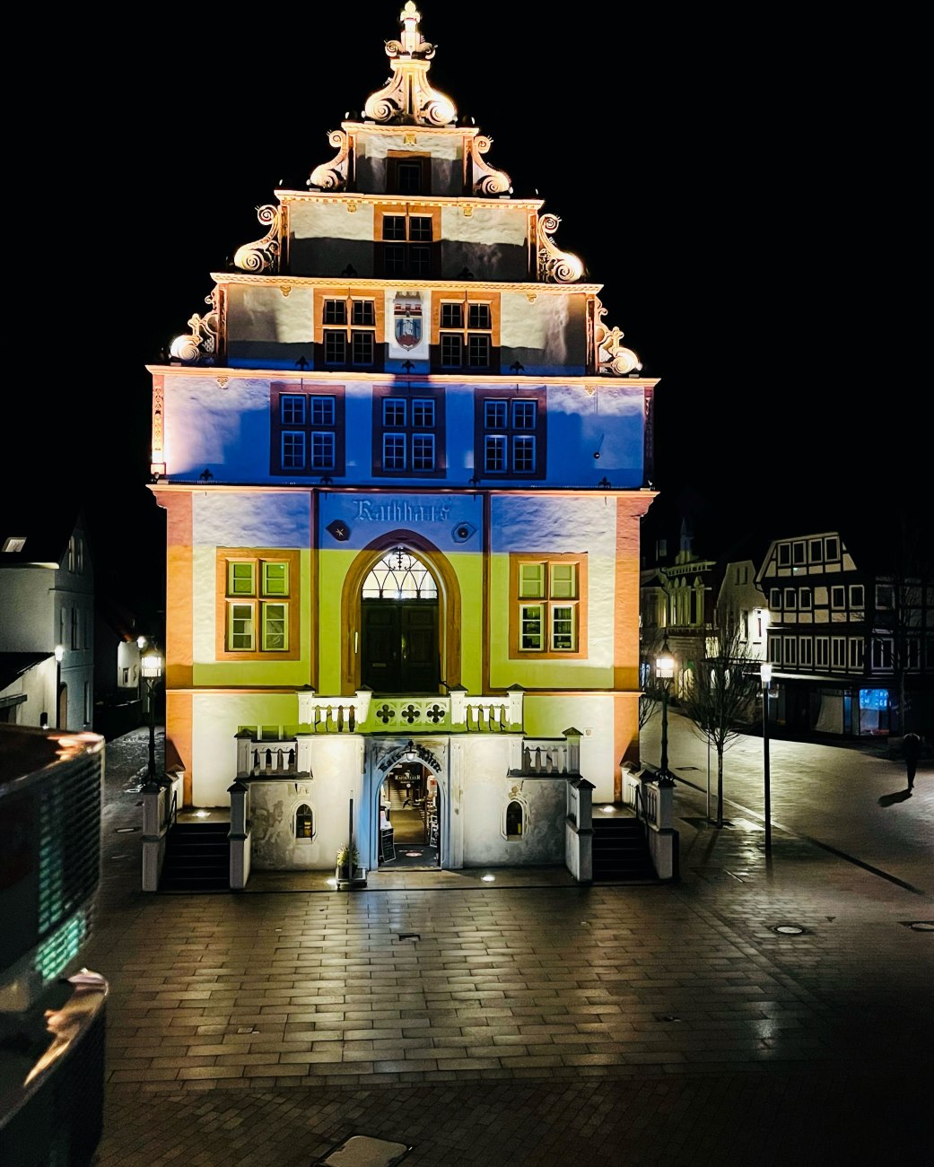 Das historische Rathaus der Stadt Bad Salzuflen erstrahlt in den Farben der ukrainischen Flagge., © Niklas Müller/Spark-Vat.de 