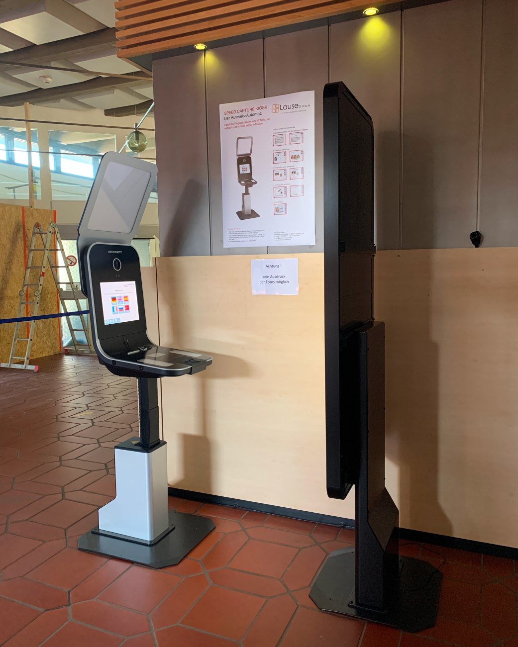 Zu sehen ist der neue Passfotoautomat in der Bürgerhalle des Rathauses, © Stadt Bad Salzuflen Zu sehen ist der neue Passfotoautomat in der Bürgerhalle des Rathauses, © Stadt Bad Salzuflen