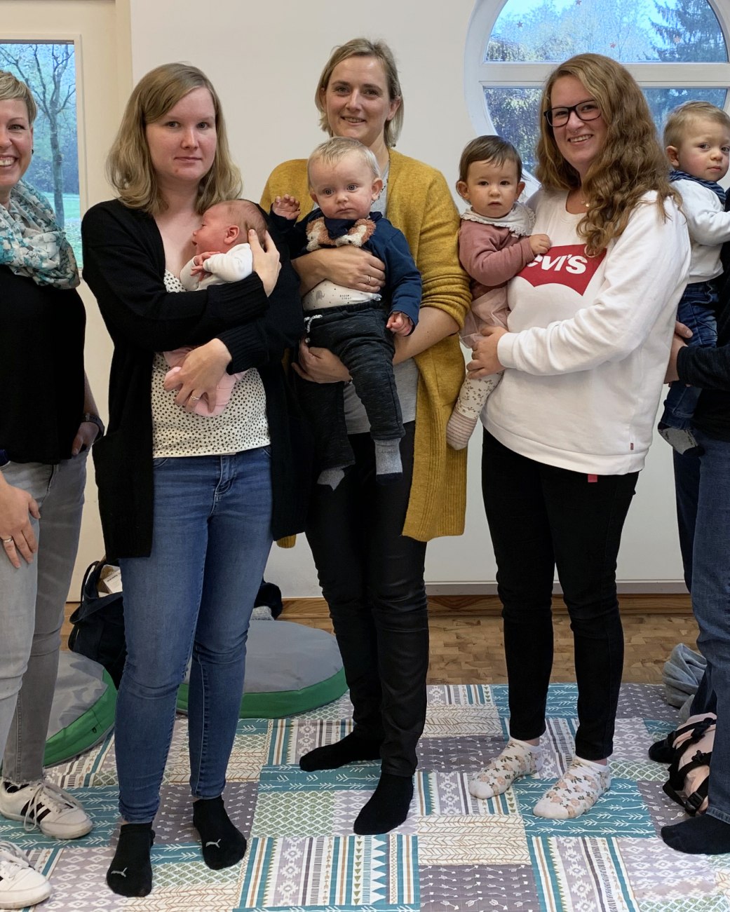 Einmal pro Woche treffen sich stillende Mütter und interessierte Schwangere mit ihren Kindern im Jugendzentrum @on! in Schötmar., © Stadt Bad Salzuflen