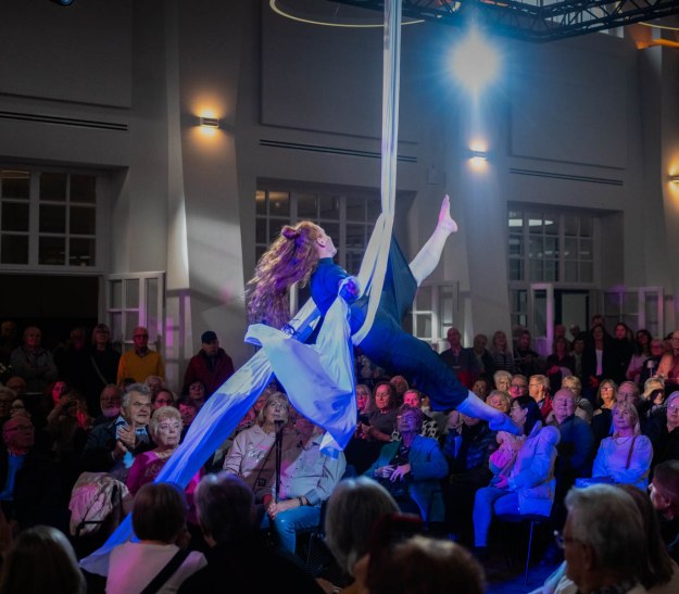 Artistin seilt sich in luftiger Höhe des Gala-Saals ab und gleitet durch das Publikum, © Stadt Bad Salzuflen / M.Koczy