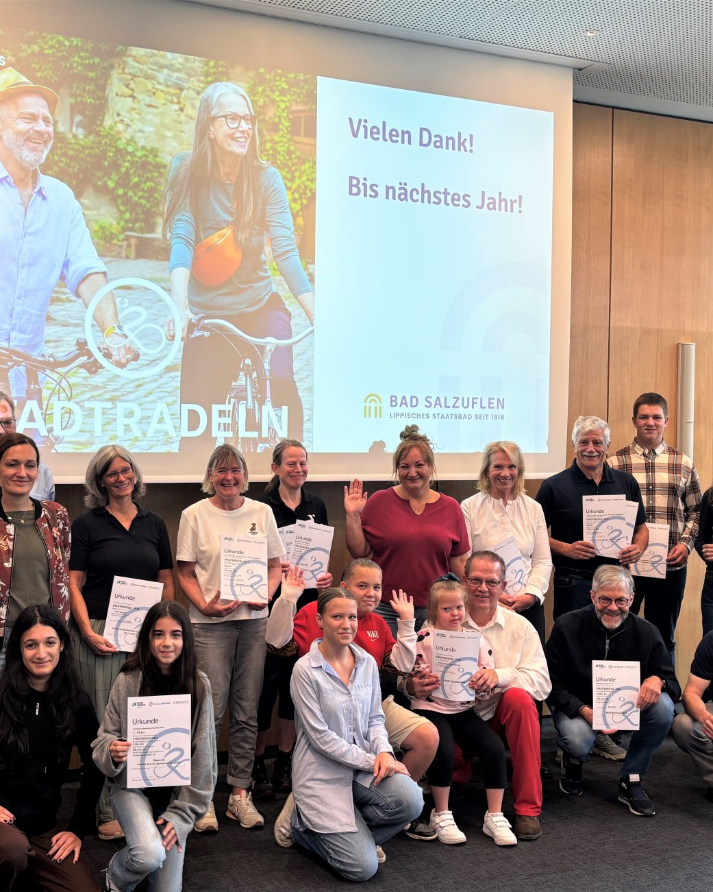 Die erfolgreichsten Pedaleure und Teams beim STADTRADELN 2026 in Bad Salzuflen wurden im Kurhaus von der Ersten stellv. B&uuml;rgermeisterin Sabine Mirbach (rechts) geehrt. , &copy; Stadt Bad Salzuflen