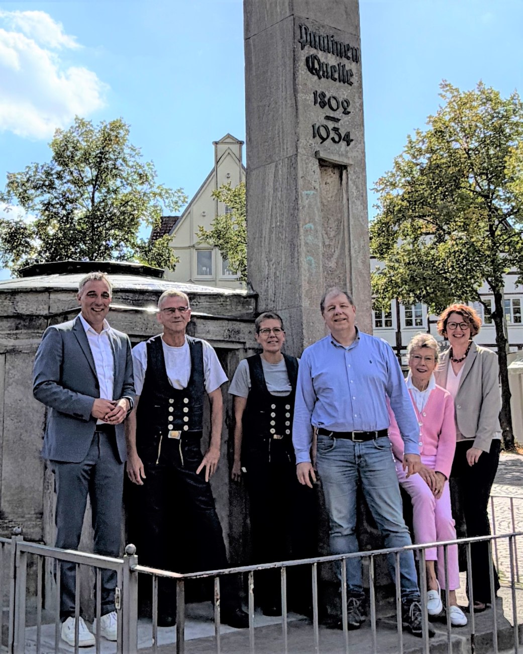 Vor der anstehenden Dachsanierung des historischen Bad Salzuller Brunnendenkmals trafen sich an der Paulinenquelle auf dem Salzhof zum Besichtigungstermin (von links) Bürgermeister Dirk Tolkemitt, Holger Menke und Dörthe Holzmeier (beide Handwerksbetrieb HM-Dachtechnik, Bad Salzuflen), Dr. Stefan Wiesekopsieker, HVV-Vorsitzender), Brigitte Scheuer (stellv. HVV-Vorsitzende) und Manuela Buchholz (Untere Denkmalbehörde, Stadt Bad Salzuflen). , © Stadt Bad Salzuflen Vor der anstehenden Dachsanierung des historischen Bad Salzuller Brunnendenkmals trafen sich an der Paulinenquelle auf dem Salzhof zum Besichtigungstermin (von links) Bürgermeister Dirk Tolkemitt, Holger Menke und Dörthe Holzmeier (beide Handwerksbetrieb HM-Dachtechnik, Bad Salzuflen), Dr. Stefan Wiesekopsieker, HVV-Vorsitzender), Brigitte Scheuer (stellv. HVV-Vorsitzende) und Manuela Buchholz (Untere Denkmalbehörde, Stadt Bad Salzuflen). , © Stadt Bad Salzuflen