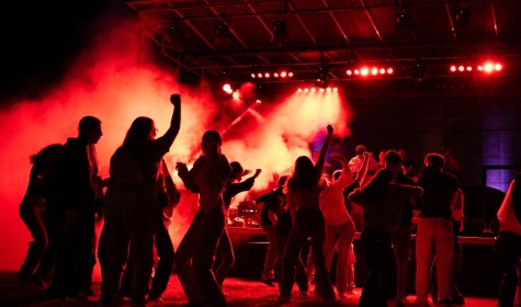 Tanzende Jugendliche vor einem DJ Pult mit stimmungsvoller Beleuchtung im Nebel, &copy; Stadt Bad Salzuflen / M.Koczy