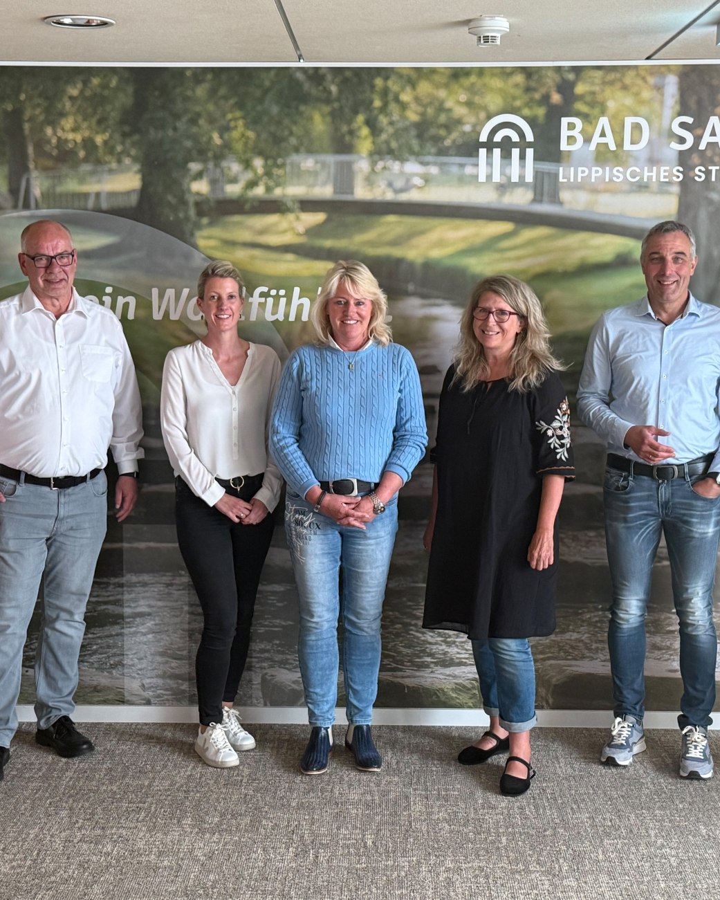 Die Jubilare und weitere Vertreter*innen der Stadt stehen auf einem Gruppenfoto, © Stadt Bad Salzuflen