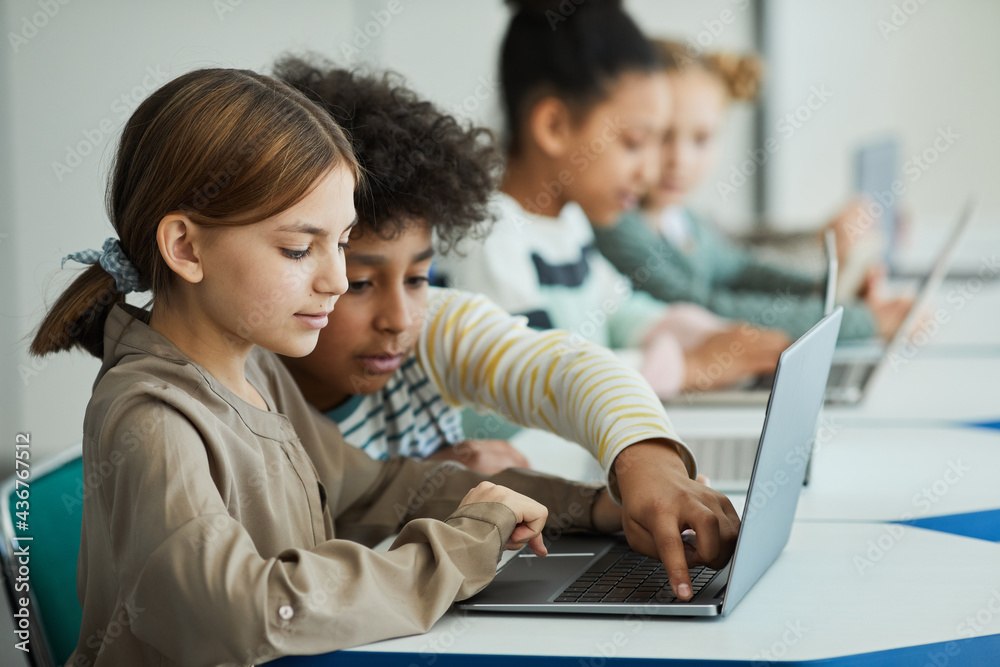 ACHTUNG PLATZHALTER, © Adobe Stock Kinder sitzen an einem Schreibtisch und schauen gemeinsam auf ein Notebook