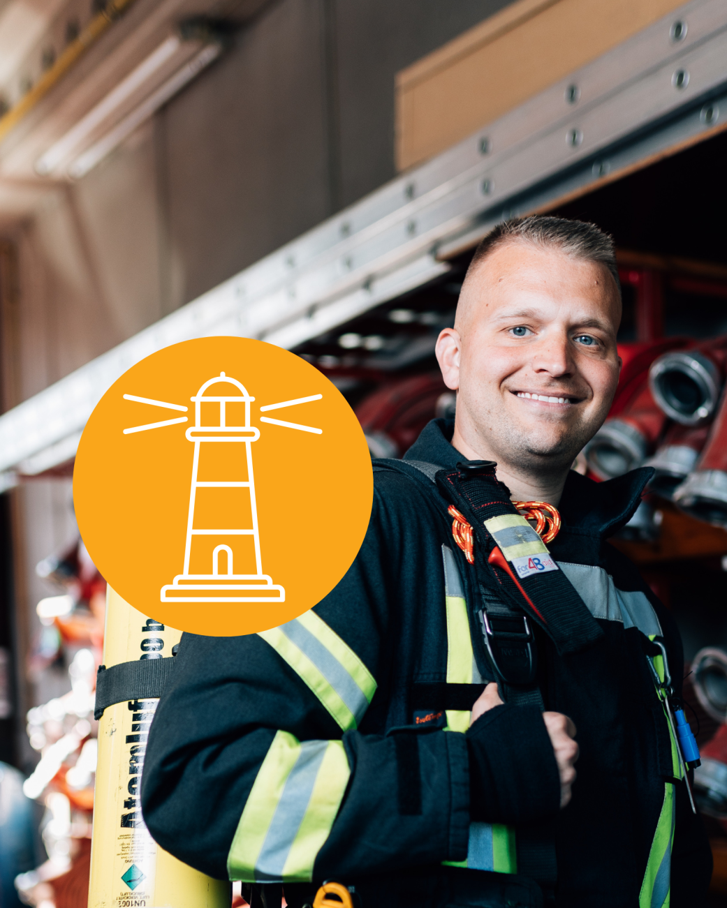 Zu sehen ist ein Mitarbeiter der städtischen Feuerwehr, der in Arbeitskleidung vor dem Regal mit den Löschschläuchen steht., © Stadt Bad Salzuflen Zu sehen ist ein Mitarbeiter der städtischen Feuerwehr, der in Arbeitskleidung vor dem Regal mit den Löschschläuchen steht., © Stadt Bad Salzuflen