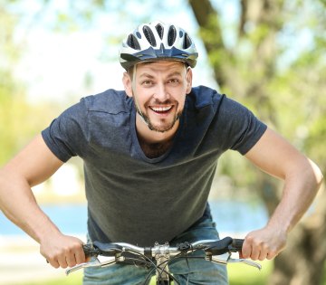 Ein Mann auf einem Fahrrad, © Africa Studio - stock.adobe.com