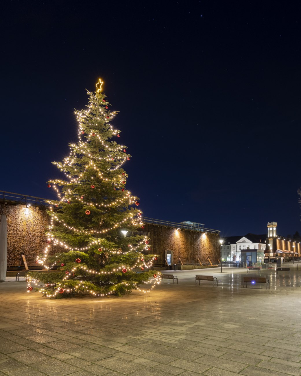 Weihnachtsbaum auf dem Platz zwischen Konzerthalle und Kurhaus Bad Salzuflen., © Jan Voth