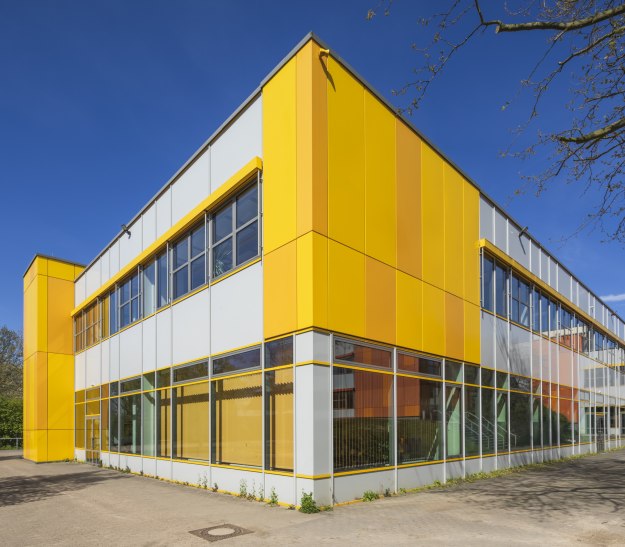 Bei sonnigem Wetter ist ein Gebäudeteil der Hauptschule Lohfeld zu sehen, © Jan Voth