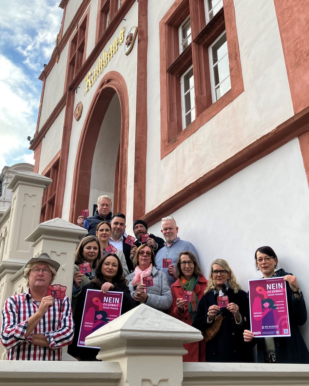: Solidarität in Bad Salzuflen: Gastronomie, Innerwheel Club und Stadtverwaltung setzen im November ein deutliches Zeichen gegen Gewalt an Frauen mit rund 1000 Motto-Bierdeckeln und begleitenden Plakaten. Zur Verteilung trafen sich stellvertretend für alle an der Kampagne die Gastrowirtinnen und -wirte Jürgen Ortmann (Anno 66), Georgiana Bizimi (Zum Salzsieder), Anette Göllner (Zur Kate), Katrin Hoppe (Innerwheel Club Lemgo-Bad Salzuflen), Ina Schröder (Präsidentin Innerwheel Club Lemgo-Bad Salzuflen), Gleichstellungsbeauftragte Sybille Lüdecke, Stefania Bizimi (Zum Salzsieder), Maren und Ersin Dag (Hofbräuhaus), Andreas Gaus (Heimwärts), Joseph Westfeld (Lebenslang) und Bolli Bollhöfer (Stadtgespräch). , © Stadt Bad Salzuflen