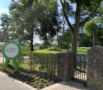 Schild &quot;Lippische Alleenstraße&quot; am Rickmeyer´schen Park, © Stadt Bad Salzuflen