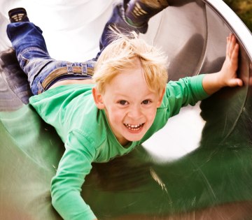 Kind Rutsche, © albert schleich/stock.adobe.com Kind Rutsche, © albert schleich/stock.adobe.com