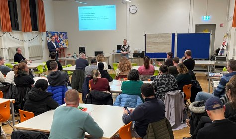 Reges Interesse an einem Elternabend der besonderen Art: Jugendamt und Kreispolizeibehörde informierten, sensibilisierten und diskutierten mit rund 50 Eltern über die ersten Schritte ihrer Kinder in der digitalen Welt. , © Stadt Bad Salzuflen