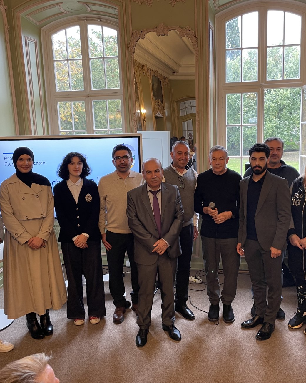Die Organisatoren und Vortragenden der bewegenden Veranstaltung „Fluchtgeschichten“ im Schötmaraner Schloss (v.l.n.r.): Knut Hallmann (Präventionsrat), Mohadesse Mussavi, Filiz Senelmis, Ali Caglar, Shahouz Kalash, Karim Suleiman, Norbert Scherpe, Habib Samadi, Sukhomlyn Konstiantyn, Augusta Khrytonenkova und Mariam Labib (Präventionsrat)., © Stadt Bad Salzuflen Die Organisatoren und Vortragenden der bewegenden Veranstaltung „Fluchtgeschichten“ im Schötmaraner Schloss (v.l.n.r.): Knut Hallmann (Präventionsrat), Mohadesse Mussavi, Filiz Senelmis, Ali Caglar, Shahouz Kalash, Karim Suleiman, Norbert Scherpe, Habib Samadi, Sukhomlyn Konstiantyn, Augusta Khrytonenkova und Mariam Labib (Präventionsrat)., © Stadt Bad Salzuflen