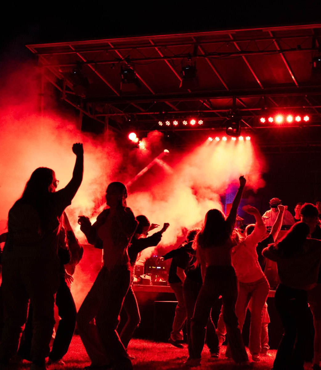 Tanzende Jugendliche vor einem DJ Pult mit stimmungsvoller Beleuchtung im Nebel, © Stadt Bad Salzuflen / M.Koczy Tanzende Jugendliche vor einem DJ Pult mit stimmungsvoller Beleuchtung im Nebel, © Stadt Bad Salzuflen / M.Koczy