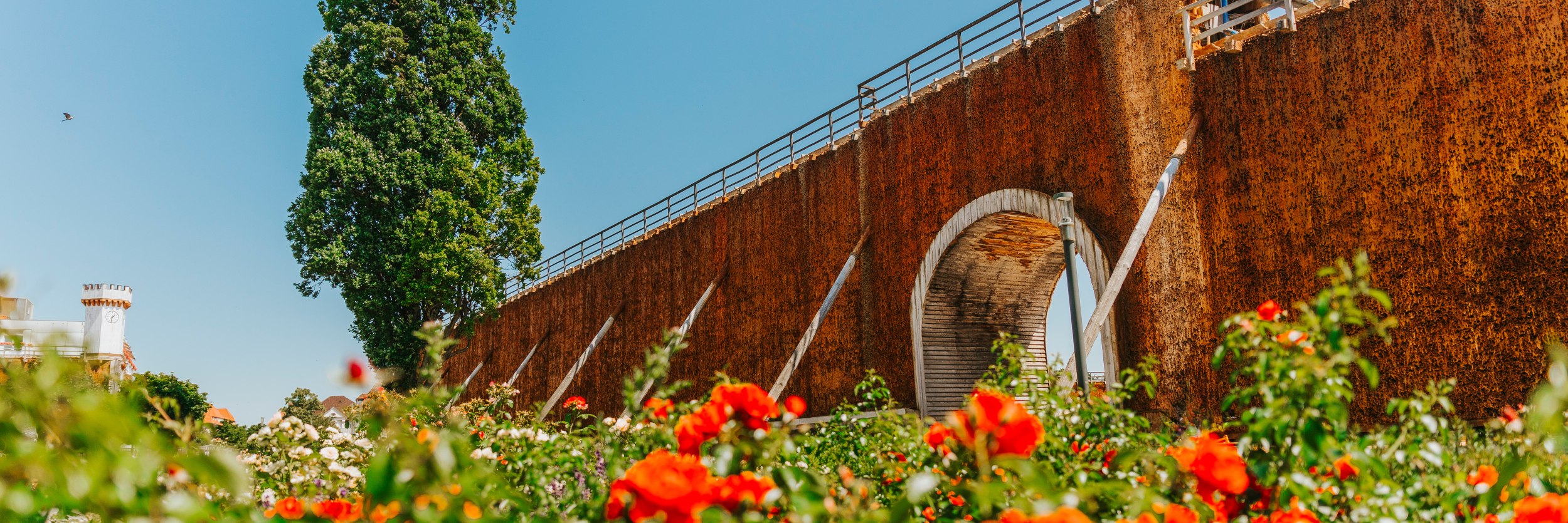 Blumen vor dem Gradierwerk am Rosengarten., © Stadt Bad Salzufen_M_Adamski Blumen vor dem Gradierwerk am Rosengarten., © Stadt Bad Salzufen_M_Adamski