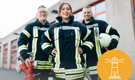 Zu sehen sind drei Mitarbeitende der Feuerwehr., © Stadt Bad Salzuflen Zu sehen sind drei Mitarbeitende der Feuerwehr., © Stadt Bad Salzuflen