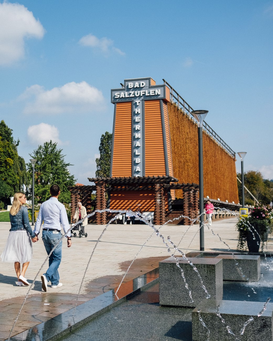 Flanieren am Gradierwerk Parkstraße - im Hintergrund sehen Sie den Rosengarten - im Vordergrund das Wasserspiel am Schliepsteiner Tor., © Staatsbad Salzuflen GmbH / S. Strothbäumer