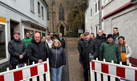 Mehrere Personen öffnen einen Schrankenzaun am Kirchplatz Schötmar, um ihn so freizugeben, © Stadt Bad Salzuflen