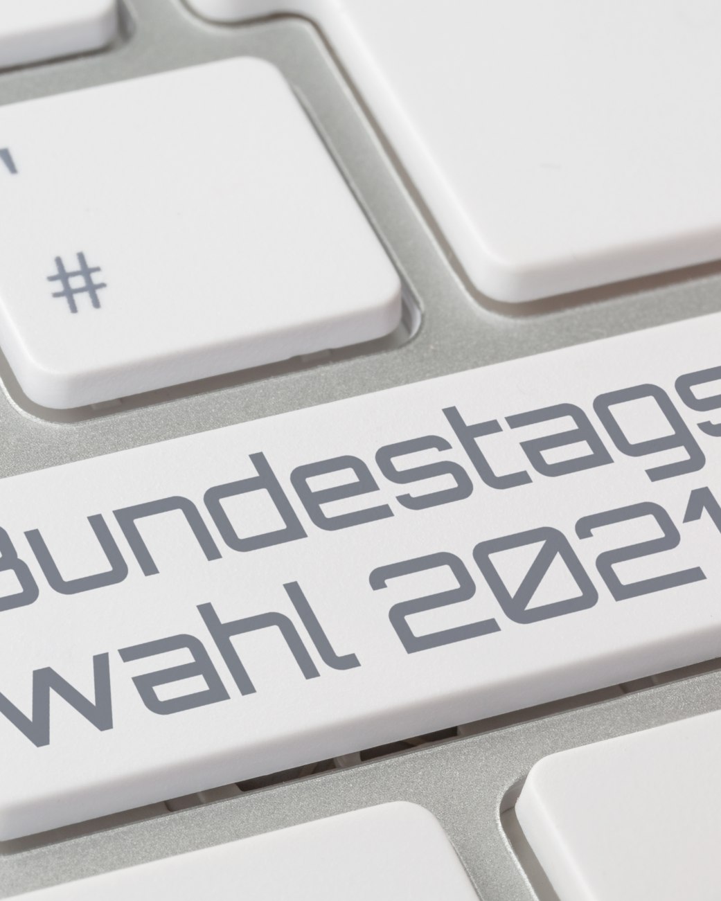 Das Foto zeigt einen Teil einer PC-Tastatur. Aud der Enter-Taste steht 2Bundestagswahl 2021&quot;., © Zerbor - stock.adobe.com