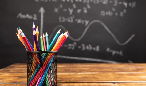 Stifte vor einer Schultafel, &copy; Nicole Lienemann/stock.adobe.com