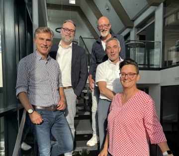 F&uuml;nf Personen stehen auf einer Treppe, abgebildet sind v.l.n.r. Rocco Wilken, Patrick Puls, Alexander Jaegers, Dirk Tolkemitt, Sarah Brodowski. Es handelt sich um den gesch&auml;ftsf&uuml;hrenden Vorstand und die neue Regionalmanagerin von LEADER verein(t)
, &copy; LEADER verein(t)