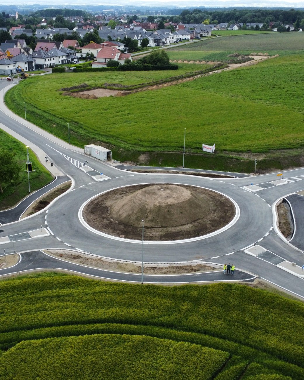 Die neue Bad Salzufler Kreisverkehrsanlage „Lockhauser Straße“ wurde früher als geplant fertiggestellt, die fortan das Baugebiet Südfeld erschließt und die Sicherheit für Verkehrsteilnehmende verbessert., © Stadt Bad Salzuflen Die neue Bad Salzufler Kreisverkehrsanlage „Lockhauser Straße“ wurde früher als geplant fertiggestellt, die fortan das Baugebiet Südfeld erschließt und die Sicherheit für Verkehrsteilnehmende verbessert., © Stadt Bad Salzuflen