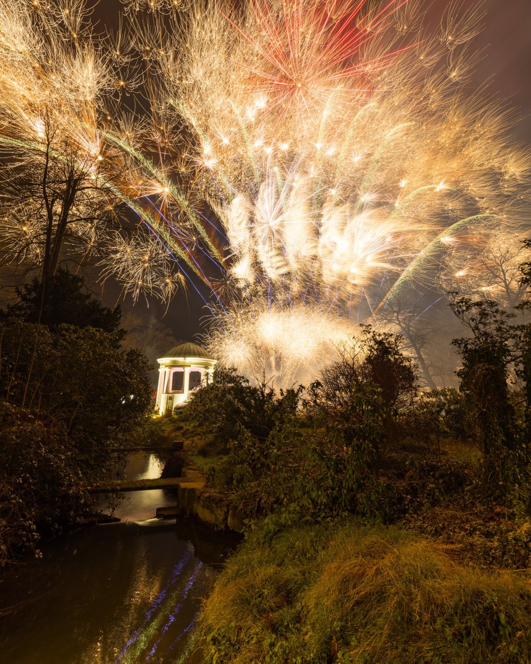 Die Stadt Bad Salzuflen lädt zum großen Silvester Open-Air am 31. Dezember 2025 in den Kurpark, wo das neue Jahr mit einem visuell-spektakulären Höhenfeuerwerk wie im vergangenen Jahr eingeläutet wird. 