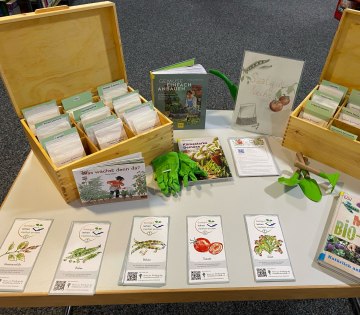 Ein &Uuml;berblick der Saatgutbibliothek, mit B&uuml;chern, Saaten und Karteikarten zum Thema, &copy; Stadt Bad Salzuflen