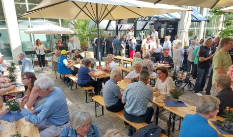 Bei besten Wetter mit strahlendem Sonnenschein begrüßte Bad Salzuflens Bürgermeister Dirk Tolkemitt die rund 110 ehrenamtlich Tätigen aus dem Stadtgebiet zum zweiten Dankesfest vor der Wandelhalle im idyllischen Kurpark, © Stadt Bad Salzuflen