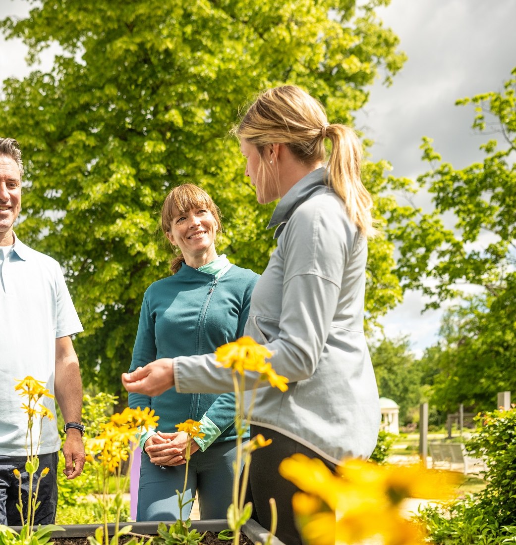 Der Kneipp-Gesundheitstag am 19. Juli in Bad Salzuflen macht die Gesundheit mit allen Sinnen erlebbar wie beim beliebten Kneipp-Spaziergang unter Anleitung von Dr. Diana Jedlicka (rechts, Projektleiterin & Gesundheitsmanagerin, Stadt Bad Salzuflen). , &copy; Teutoburger Wald Tourismus / D. Ketz