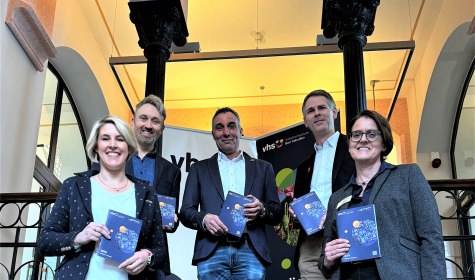 Mehrere Personen pr&auml;sentieren das gedruckte Programm der VHS, &copy; Stadt Bad Salzuflen