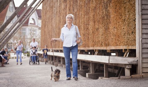 Frau mit Hund, &copy; Staatsbad Salzuflen GmbH / Kathrin Biller