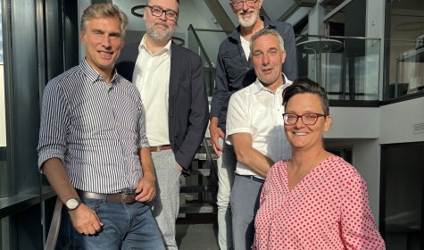 F&uuml;nf Personen stehen auf einer Treppe, abgebildet sind v.l.n.r. Rocco Wilken, Patrick Puls, Alexander Jaegers, Dirk Tolkemitt, Sarah Brodowski. Es handelt sich um den gesch&auml;ftsf&uuml;hrenden Vorstand und die neue Regionalmanagerin von LEADER verein(t)
, &copy; LEADER verein(t)